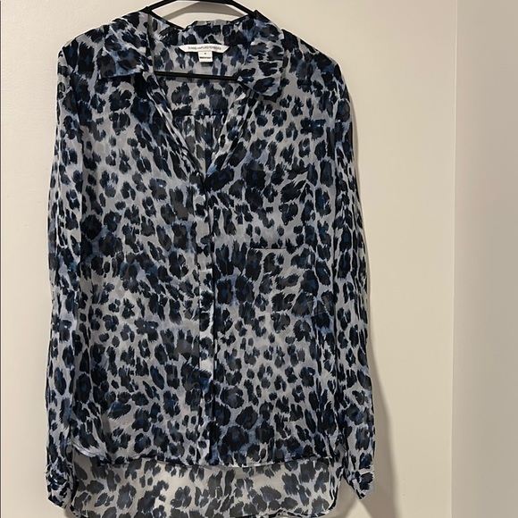 Diane Von Furstenberg Blue Cheetah Printed 100% Silk Lorelei Blouse Size 8 - Picture 1 of 4
